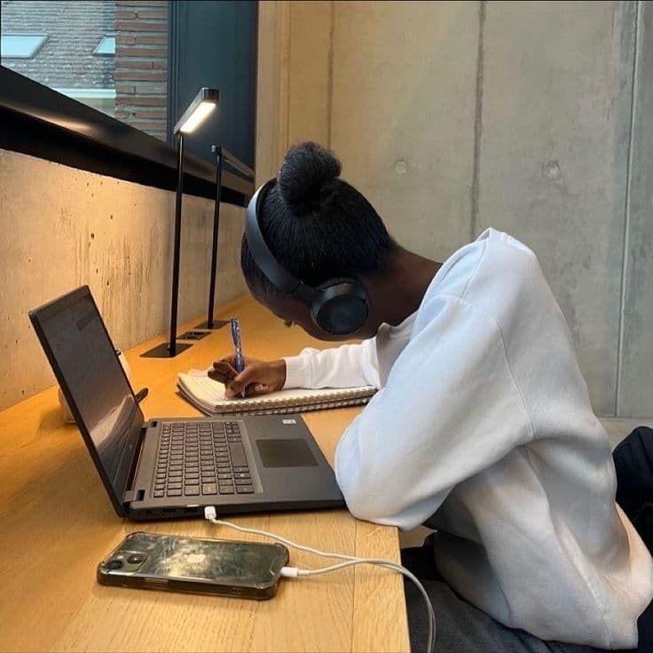 Academic Writing Jobs in Kenya 2026 β Honest Pay Guide